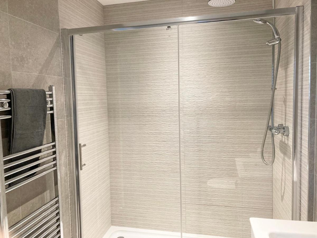 Impressive Newly Built Apartment コンウィ エクステリア 写真